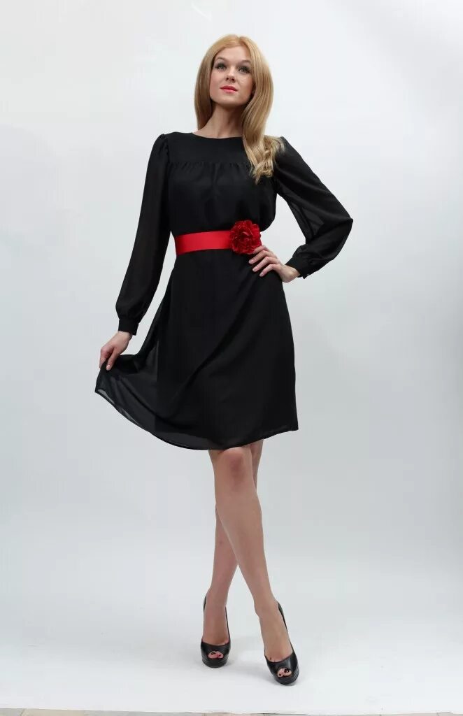 Черное платье с поясом. Черное платье на корпоратив. Черное платье с красным поясом. Черное платье с красным ремнем.