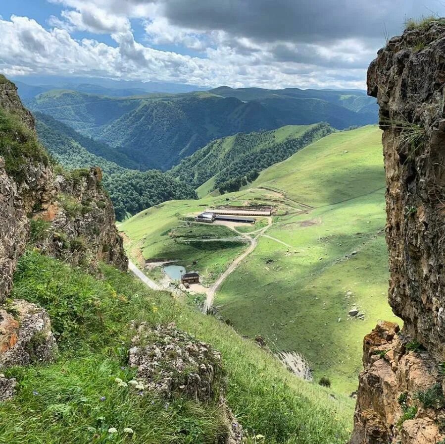 Экопарк нарзанов кисловодск. Долина Нарзанов горы. Долина Нарзанов КБР. Долина Нарзанов Джилы Су. Гора на Кавказе Долина Нарзанов.