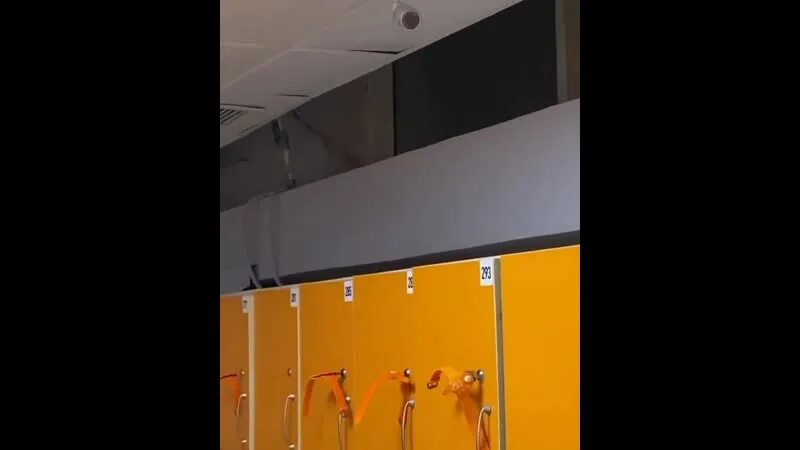 Девушка в раздевалке скрытая. Видеокамера в раздевалке. камера видеонаблюдения в женской раздевалке. скрытые видеокамеры в раздевалках. камера в раздевалке в школе.
