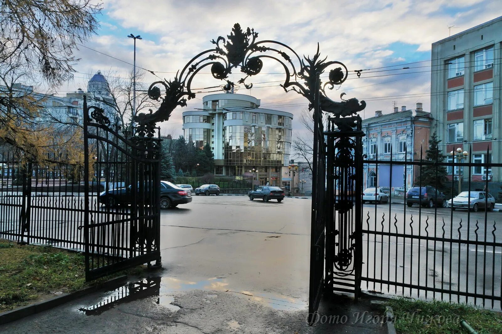 Гуляют ворота. Парк Липки Саратов. Парк Липки ворота. Ворота парка Липки в Саратове. Сад Липки Саратов.