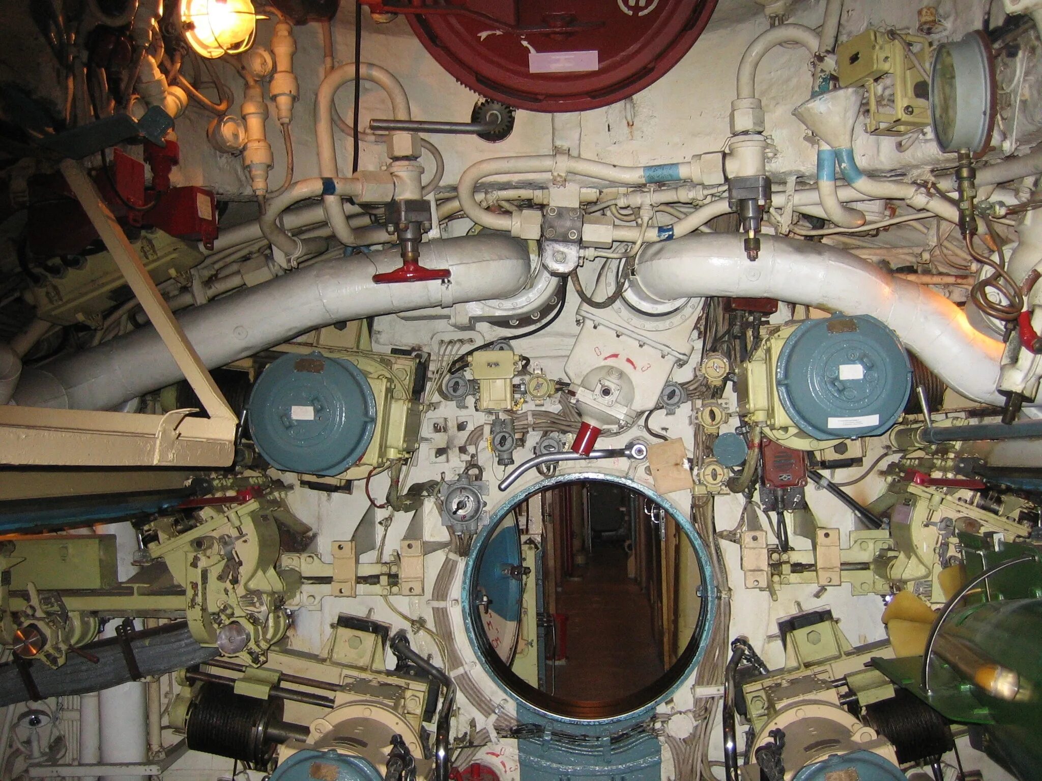 Внутри подводной лодки Варшавянка. Внутри подводной лодки u-4712. Кокпит подводной лодки. Отсеки подводной лодки. Сборка подводной лодки