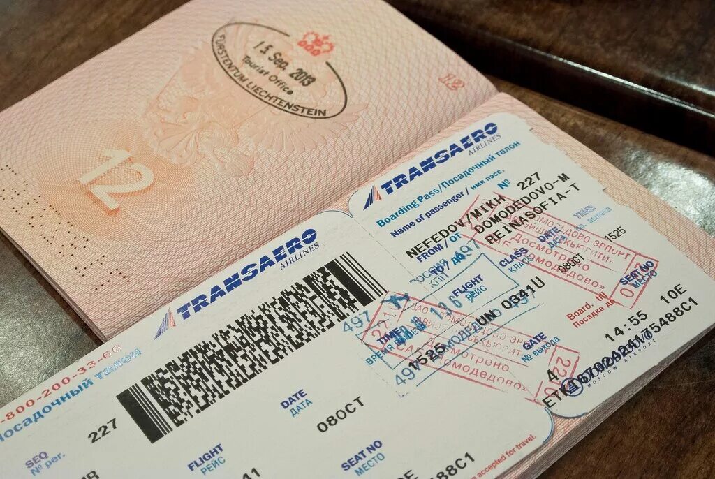 Авиабилет самолет таджикистан. Билеты на самолет. Билет на Мальдивы. Авиабилеты в руках.