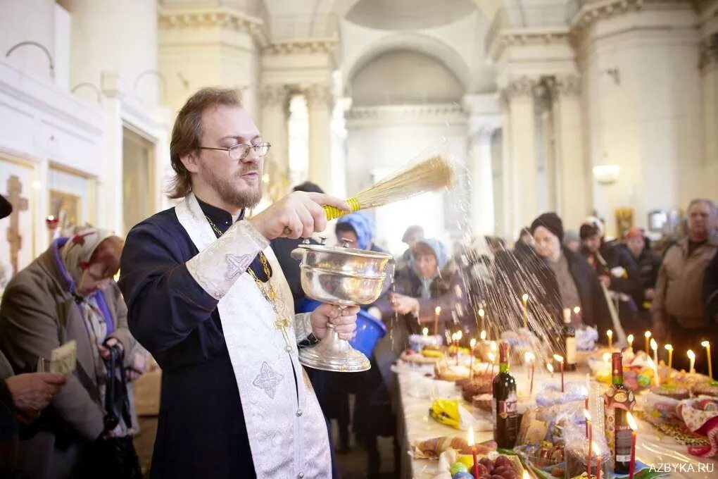 Пасха в 2008 году какого. Священник на Пасху. Освящение пищи на Пасху в храме. В Троицком соборе на Пасху.