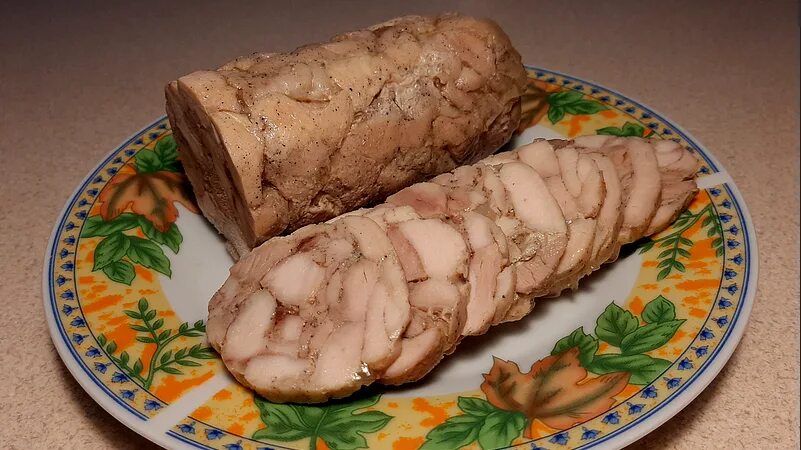 Куриная колбаса в духовке. Куриный рулет колбаса. куриная ветчина в фольге. домашняя колбаса в фольге.