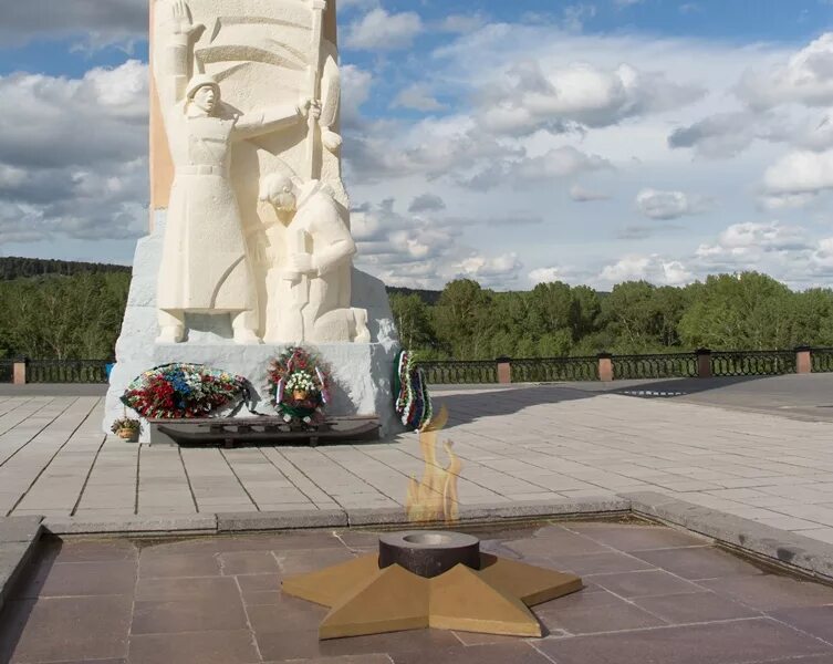 Вечный огонь Кемерово. Мемориал вечный огонь Кемерово. Мемориал славы воинов-кузбассовцев Кемерово. Памятник Победы в Кемерово. Годовщина кемерово