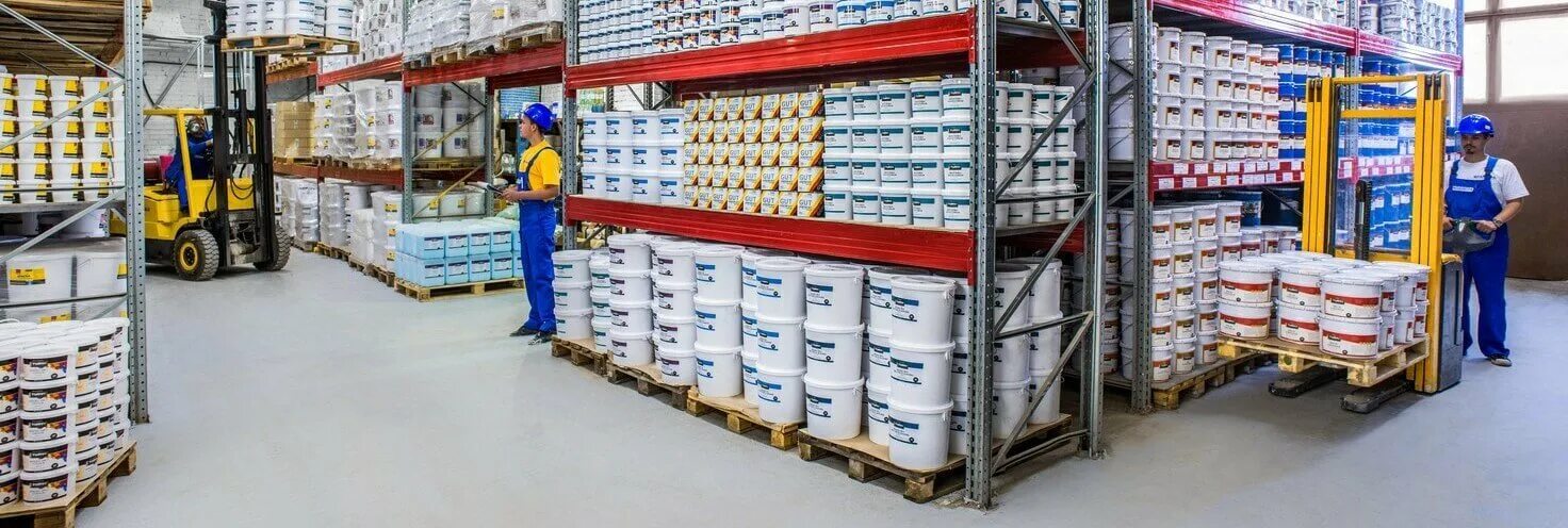 Склад лакокрасочных материалов. Склад лакокрасочных изделий. Хранение химикатов на складе. Склад краски. Сырье для лакокрасочных изделий.