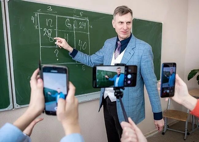 Кристиан клавье безумные преподы. Новый учитель ямала. Учитель 18. Учитель и новые технологии. Фотосессия учительницы.