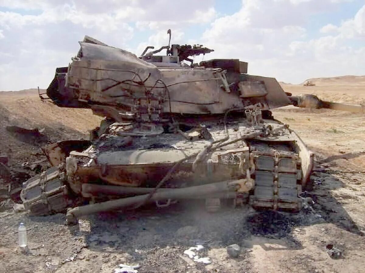 Подбит первый танк абрамс. M1 Abrams вышибные панели. М1 Абрамс в Ираке.