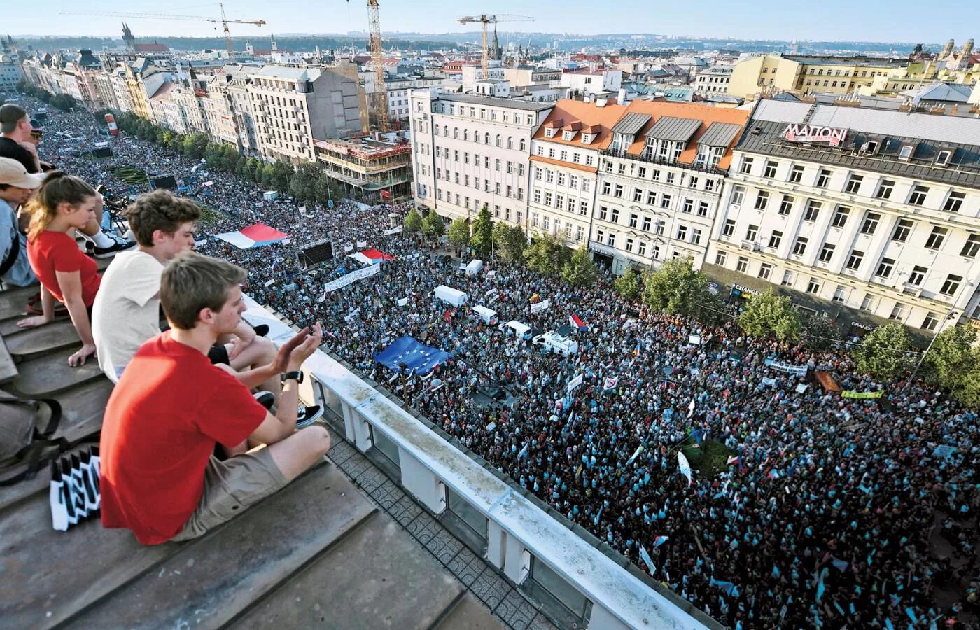 120 тыс человек. 120 Тысяч человек на улице. Митинг в Чехии. Митинг в Праге. Ситуация в Чехии сейчас.