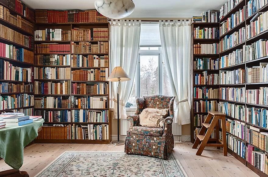 Комната с книжными полками. Полки для книг. Красивые стеллажи для книг. Комната библиотека.