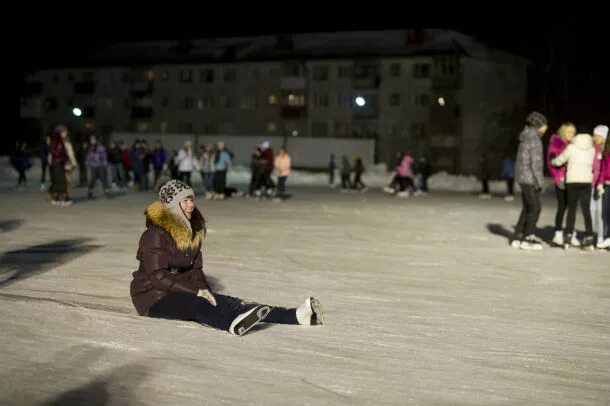 Ледовый дворец спорта первоуральск. Открытый каток первоуральск. Каток первоуральск. Каток в парке первоуральск. Каток в первоуральске на стадионе.
