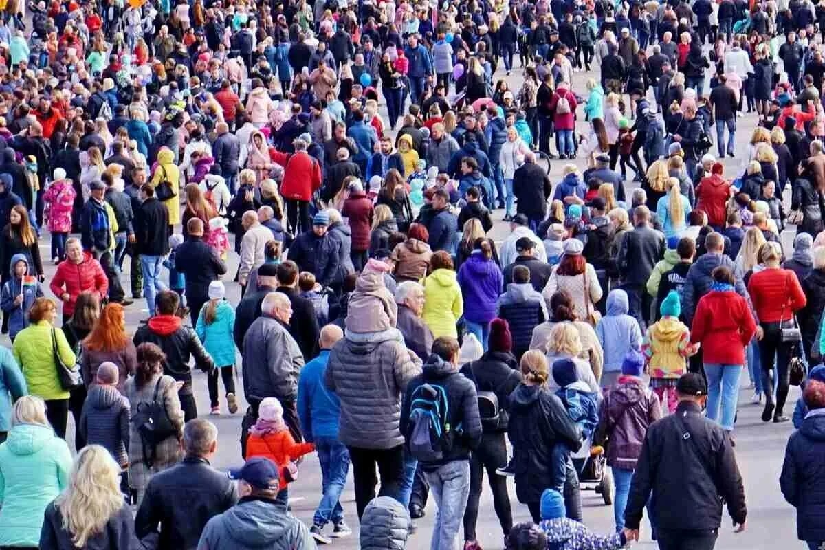 Население рб. Минск население. беларусь люди. население людей в минске. люди много белоруссия.