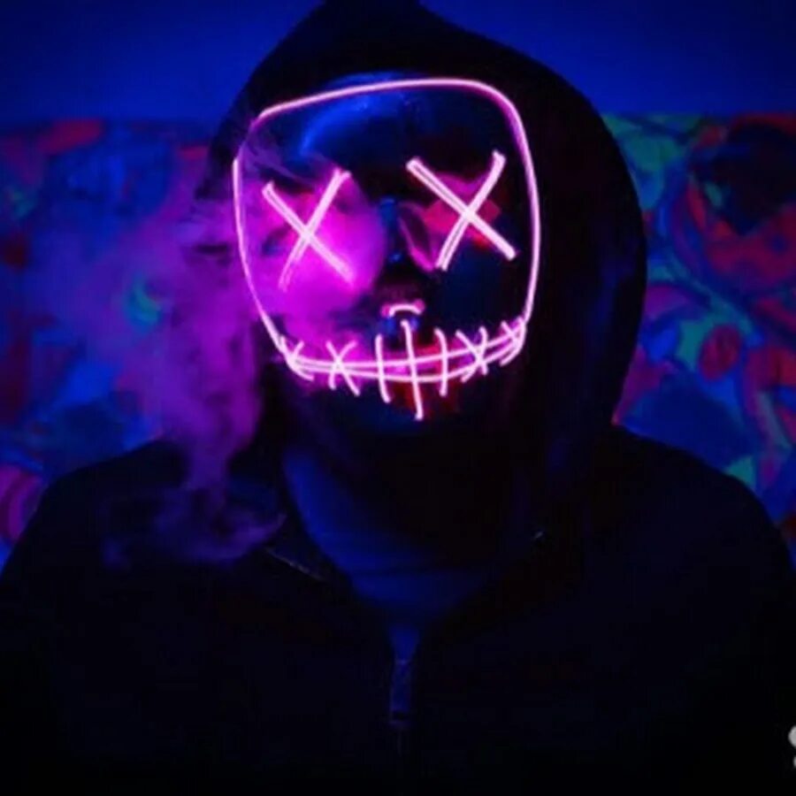 Человек с глазами крестики. Лицо с крестами вместо глаз. Маска с крестиками на глазах. Человек в маске с крестиками на глазах. Маска анонимуса судная ночь.