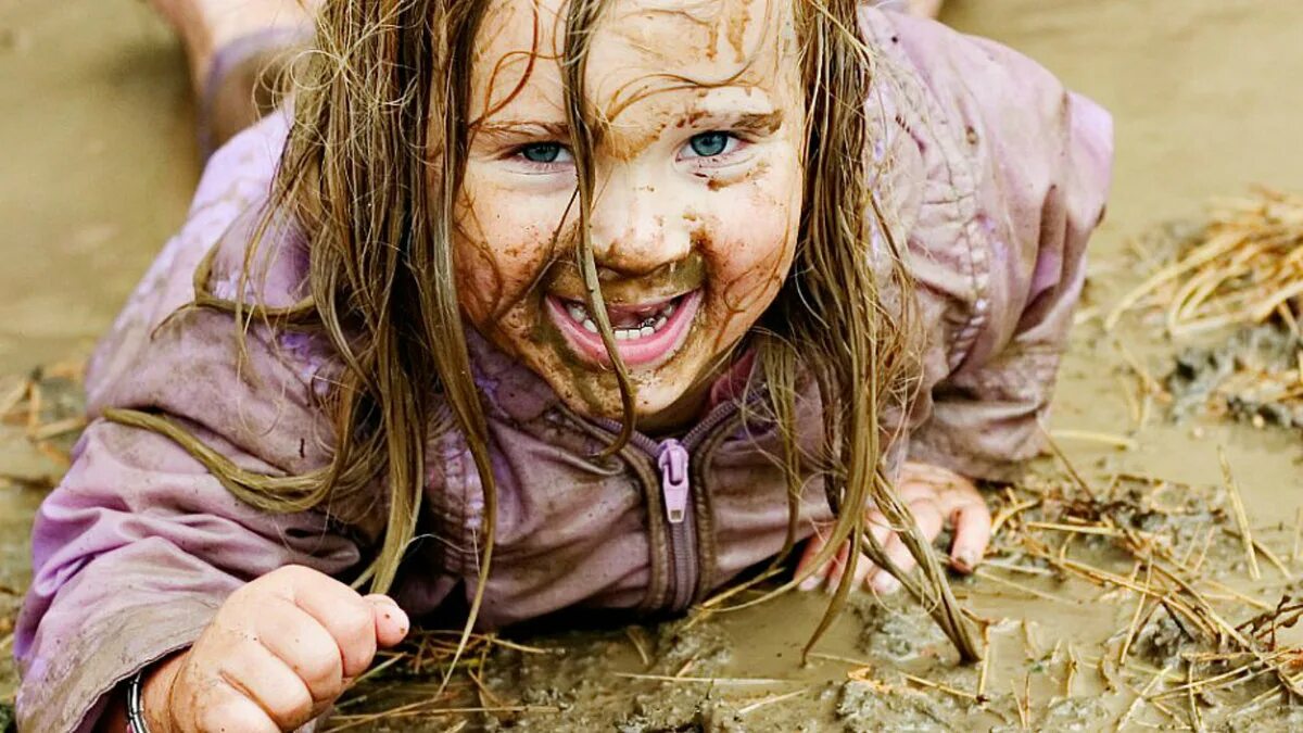 смешные чумазые дети маленькие. маленький грязнуля 9. маленький грязнуля 9. ребенок в луже.