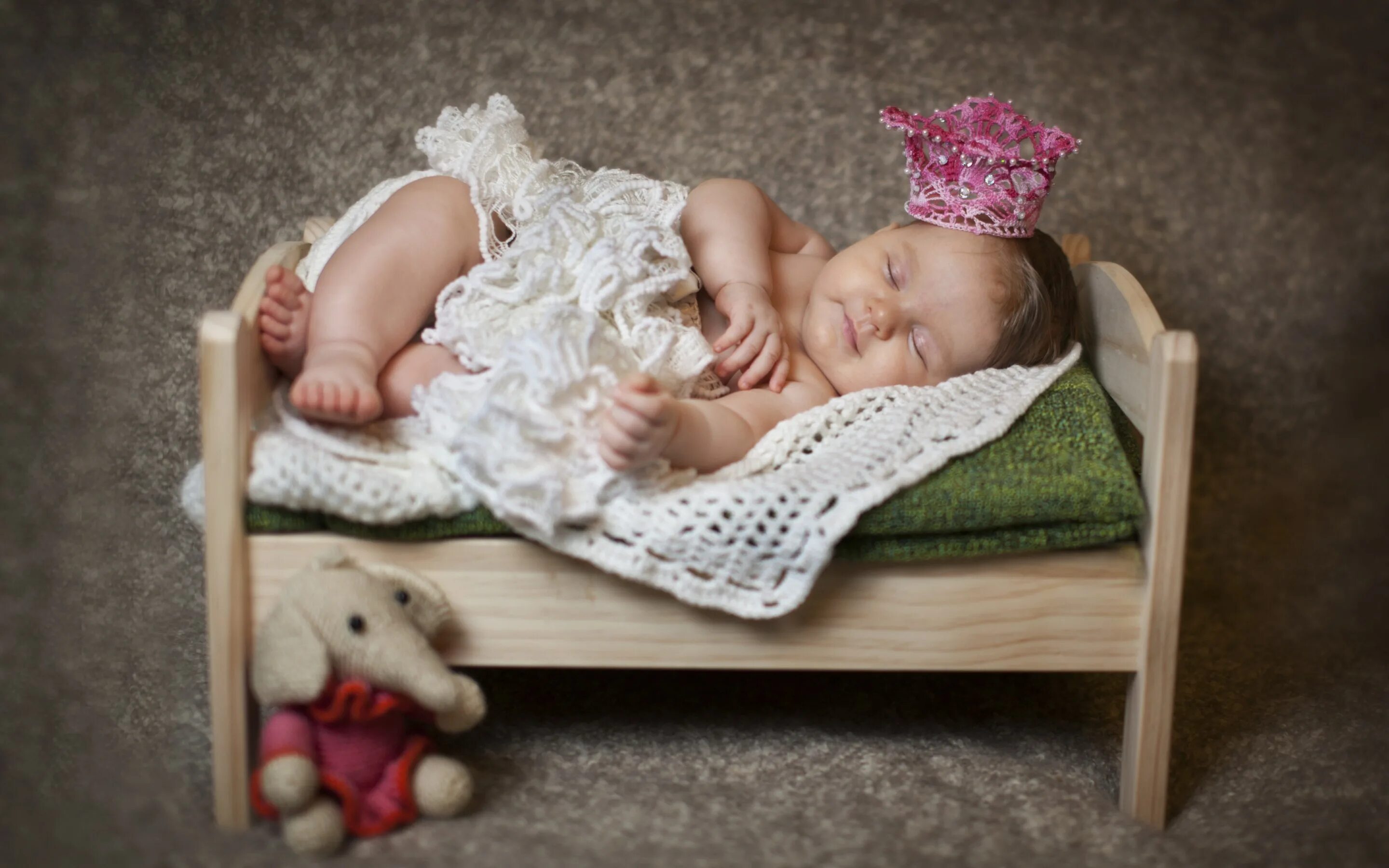 Спят спокойно дети. Фотосессия младенцев. Фотосессия с новорожденным.