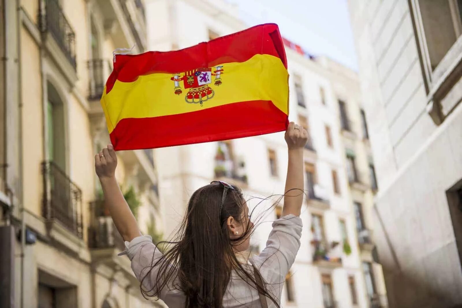 Сколько живет в испании. Испания люди. Флаг Испании. Человек с флагом Испании. Испания девушки.