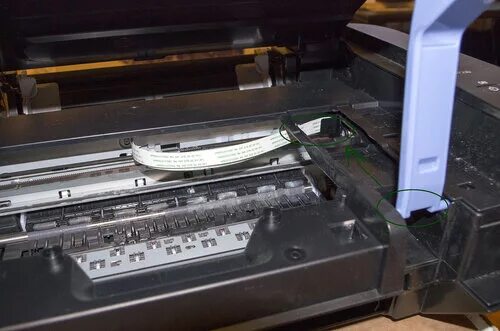 задняя стенка фотоаппарата. фотообъектив в разборе. детали объективы разбор. как разобрать кэнон. разобранный объектив.