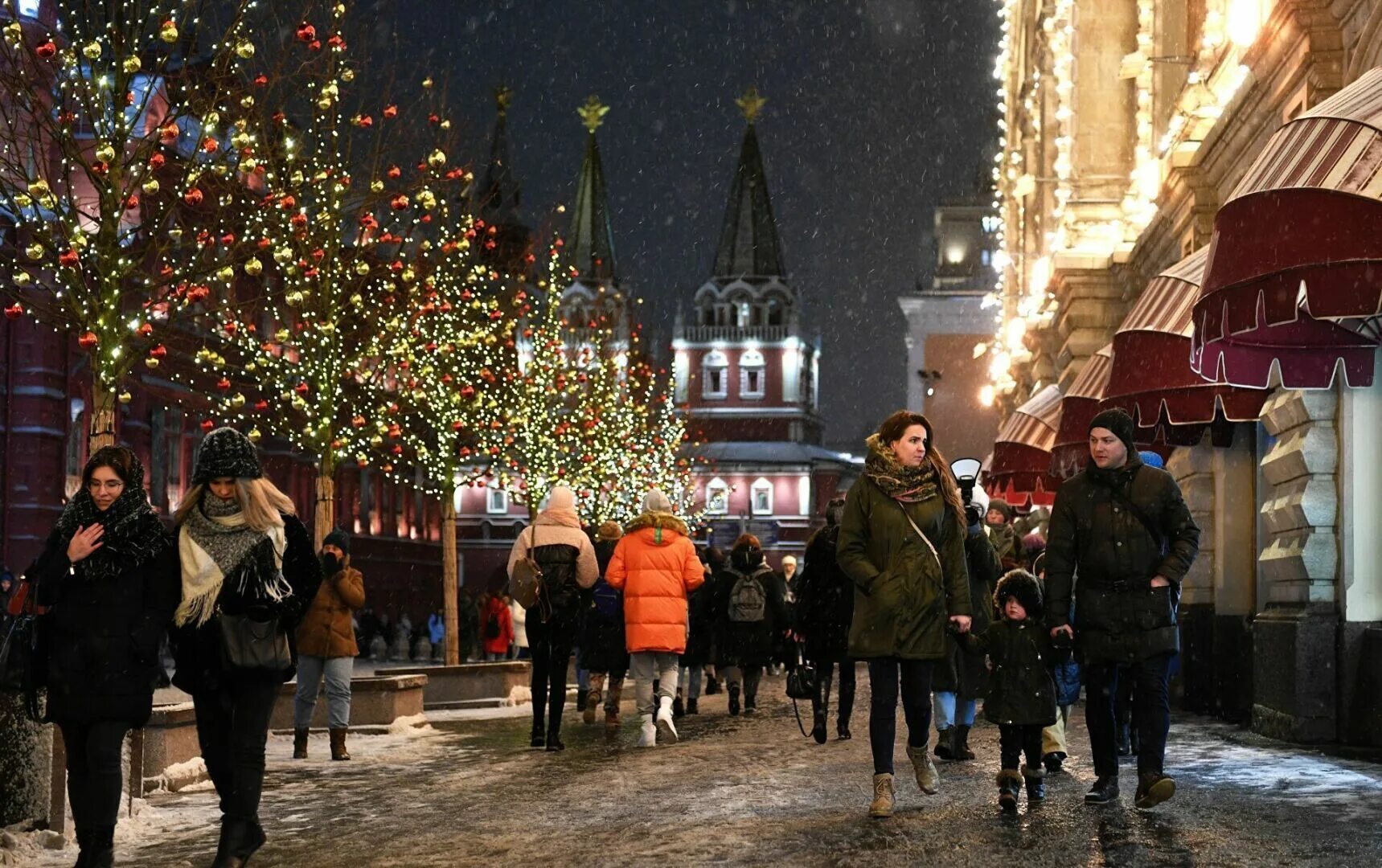 Каким будет январь в москве. Новогодняя Москва. Новогодняя улица ночью. Новый год люди на улице. Новогодние гуляния на красной площади.