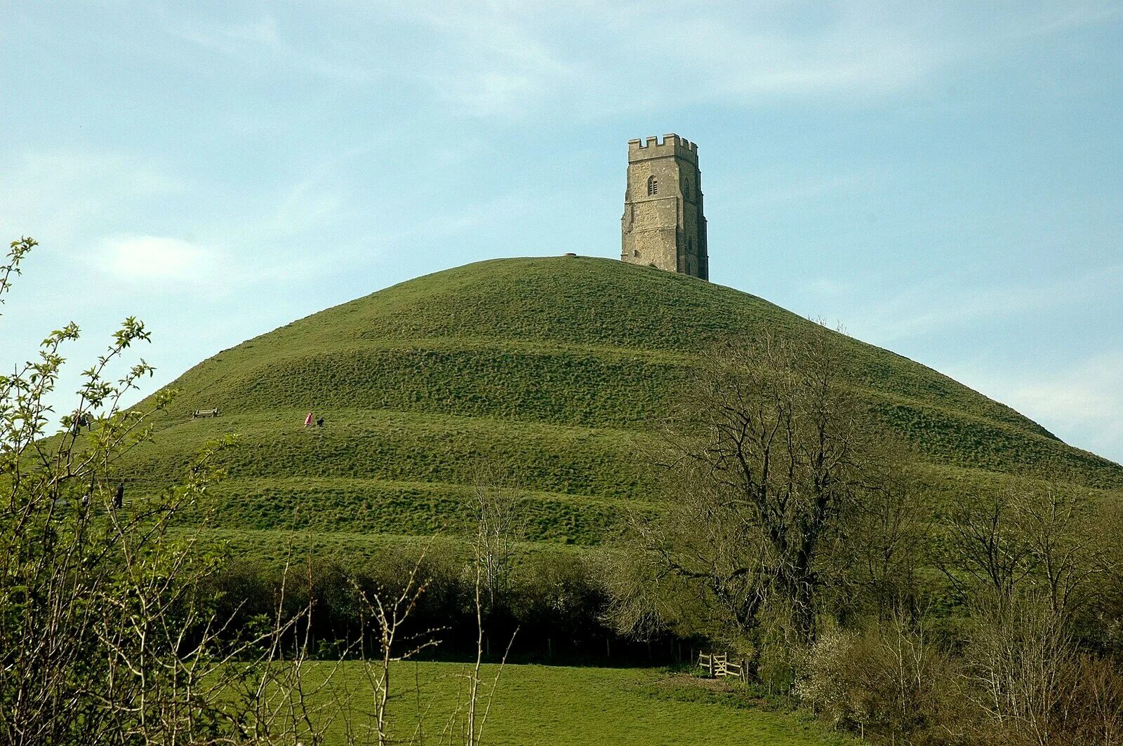 Peak district activities. Башня гластонбери, великобритания. На большом холме среди. «зеленые холмы». Peak district national park.