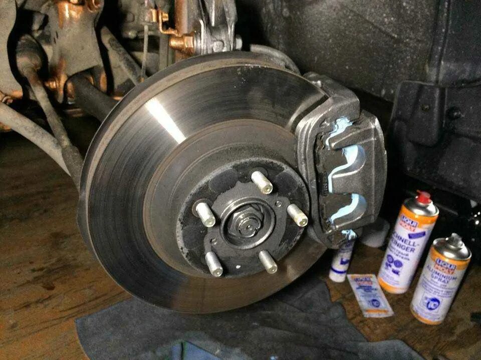 Проблемный автомобиль. Свист тормозных колодок. Тормозные диски и колодки. Свистит ремень. Ремень грм м54.