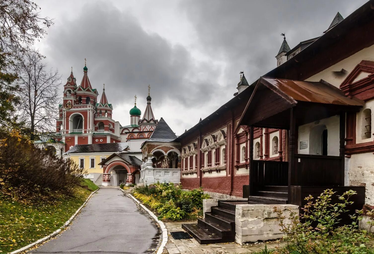Монастырь в звенигороде. Саввино-сторожевский монастырь. саввино-сторожевский монастырь звенигород. савино строговецкий монастырь. саввр сторожевский монастырь.