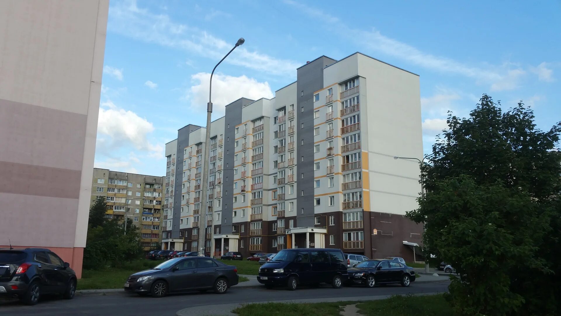 Автостоянка на улице. Ул гуляма якубова минск. Ул гуляма якубова минск. 1. Минск якубова 38.