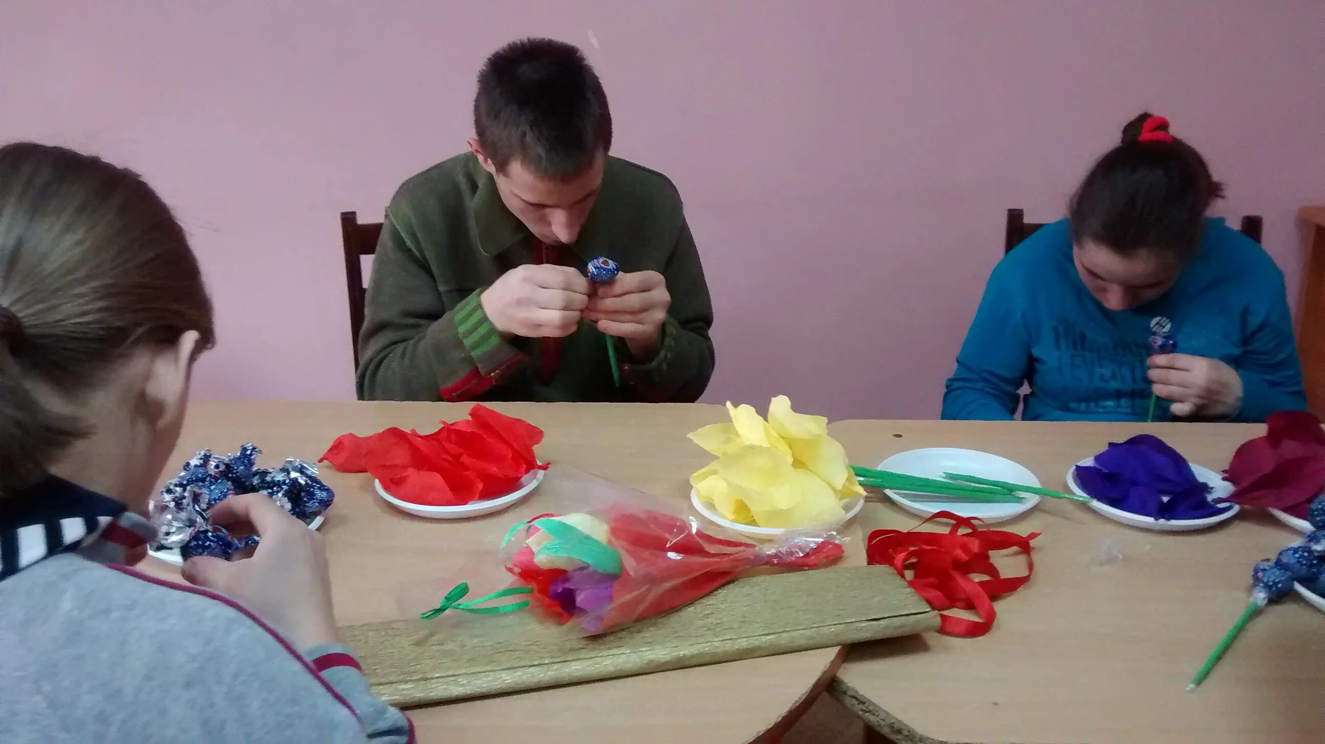 Рукоделие для детей с овз. Занятия рукоделие для инвалидов. Занятия с детьми инвалидами. Рукоделие инвалидов. Мелкая моторика для пожилых людей и инвалидов.