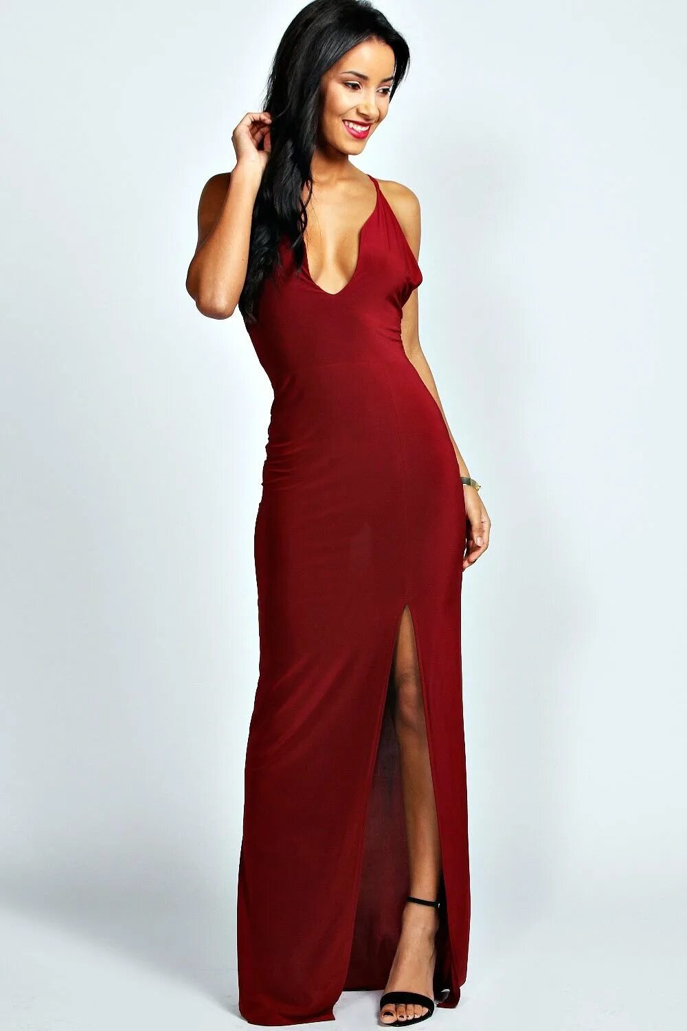 Вырез снизу. Атласное платье комбинация Maxi boohoo. Красное макси платье декольте. Платье с разрезом. Длинное платье с вырезом.