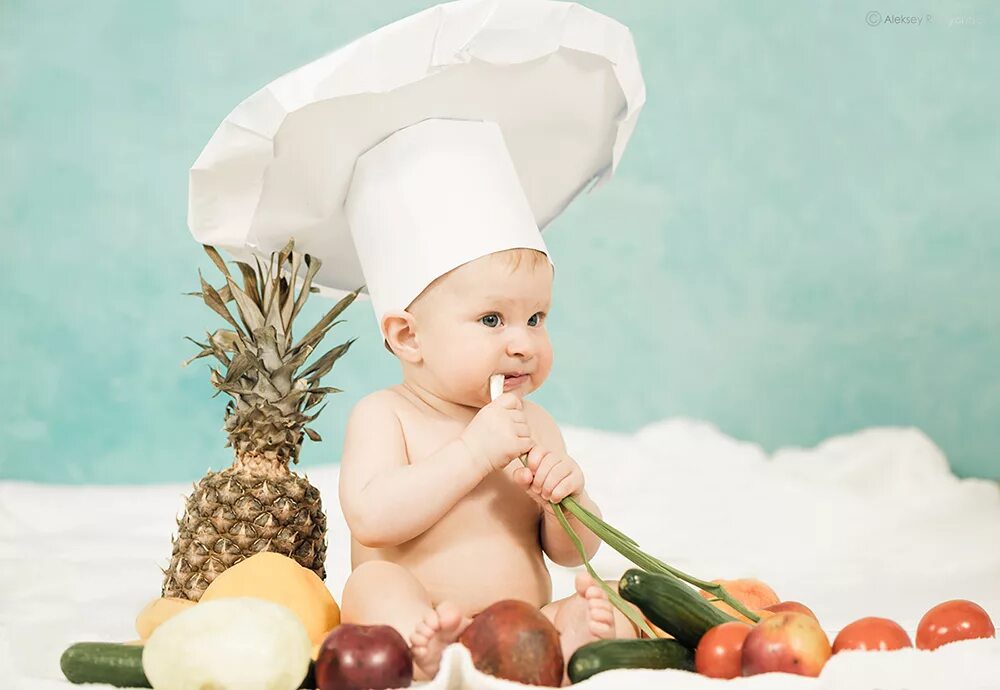 Маленькая девочка ест лук. Девочка есть лук. Девочка есть лук. Человек овощ. Девочка ест лук.