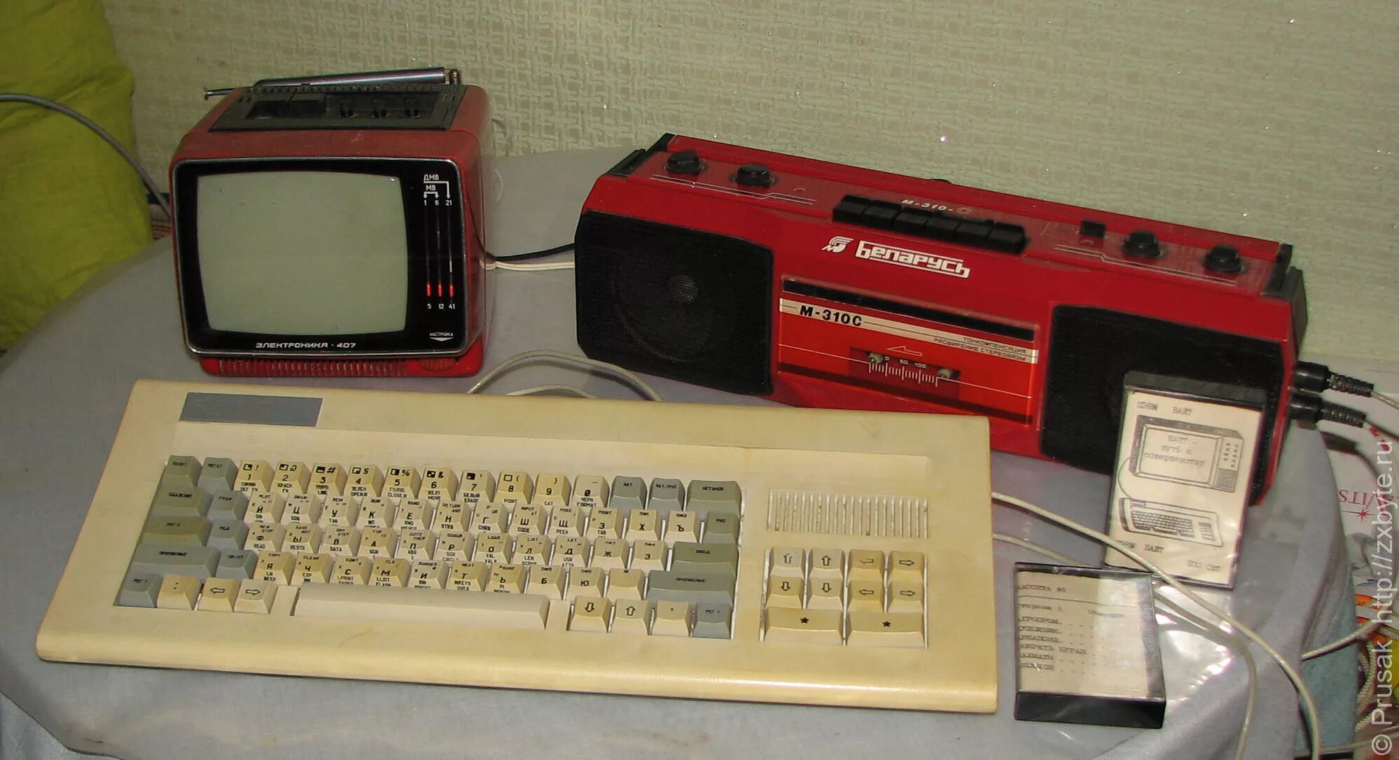 Игровая приставка Спектрум. Игровая приставка Спектрум 90. ZX Spectrum с магнитофоном. Компьютер Спектрум ZX С кассетами.