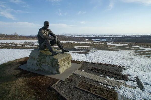 Сростки уровень воды сегодня. Гора пикет Алтайский край памятник Шукшину. Памятник Шукшину в Сростках. Гора пикет Сростки памятник Шукшину. Сростки гора пикет зимой.