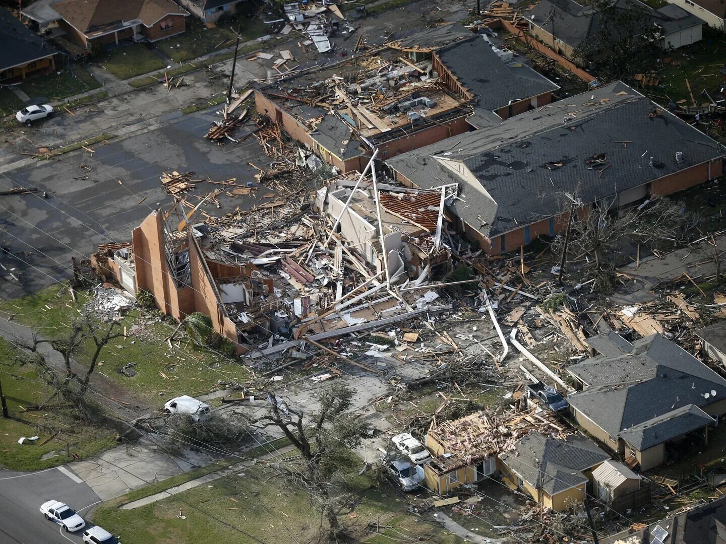 Последствия урагана смерча. Торнадо в США 11 декабря 2021. Новый Орлеан Торнадо Катрина. Новый Орлеан ураган 2005. Смерч новый Орлеан.