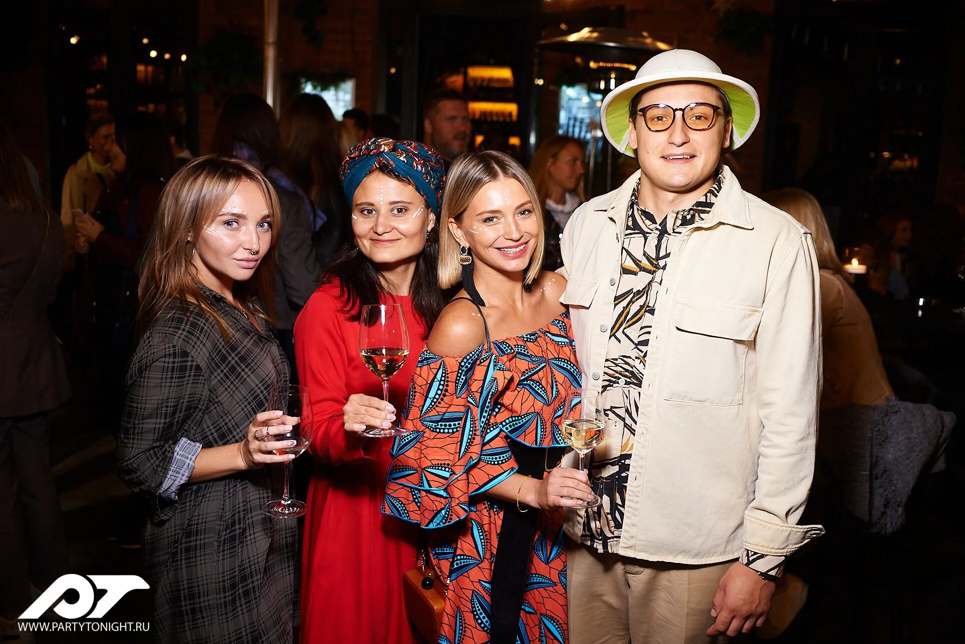 бар фуд энд пипл. танцы food. танцы food. винный бар на пречистенской набережной. люди в клубе.