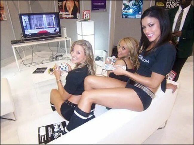 Девка играет в приставку. Девушка playstation. девушки играющие в видеоигры. девушки в играх. девушка играет в playstation.
