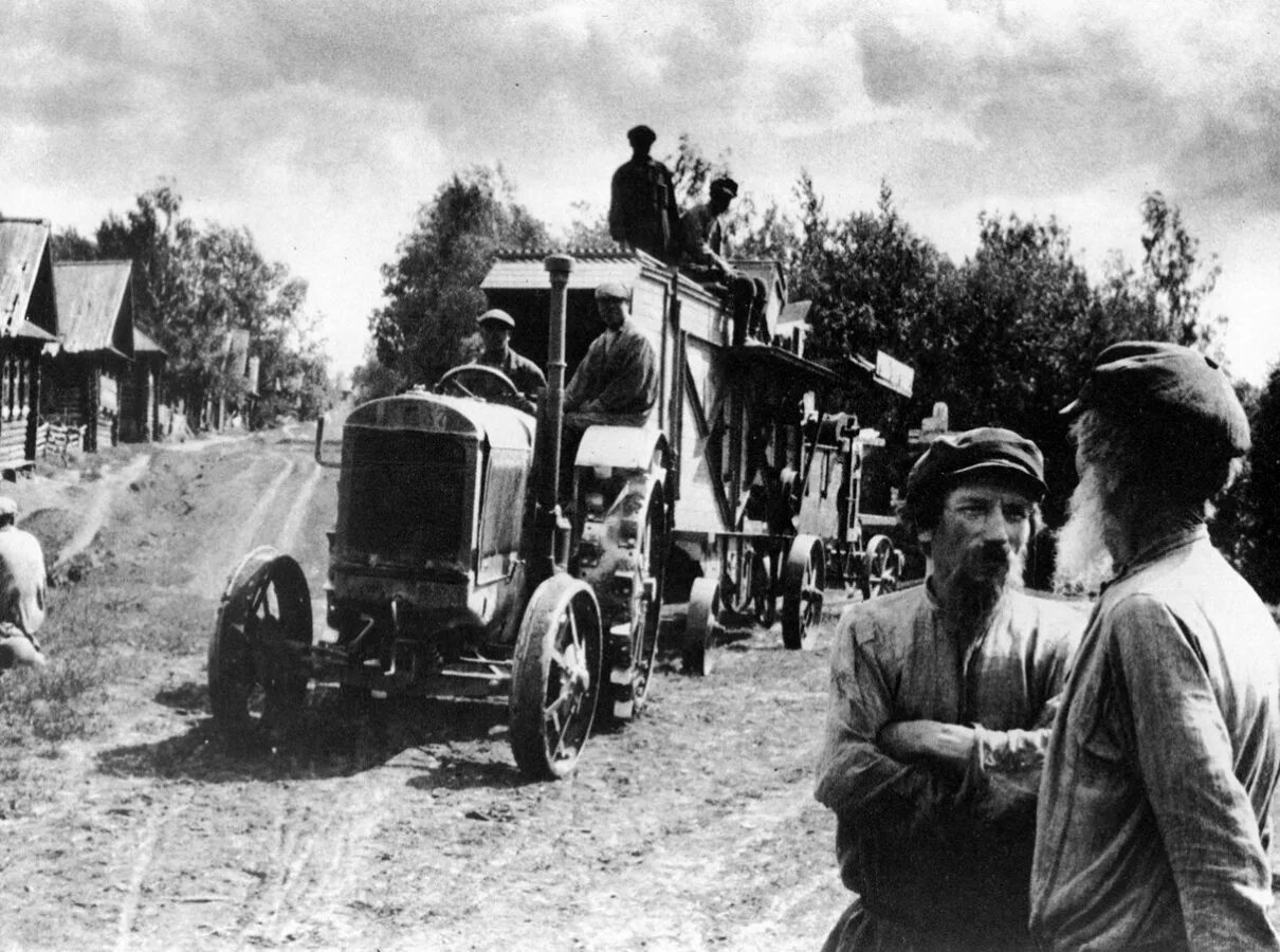 Машинно-тракторные станции в ссср. Мтс машинно-тракторная станция. Машинно-тракторные станции 1930. Первая машинно тракторная станция. Трактор 1940 года ссср.