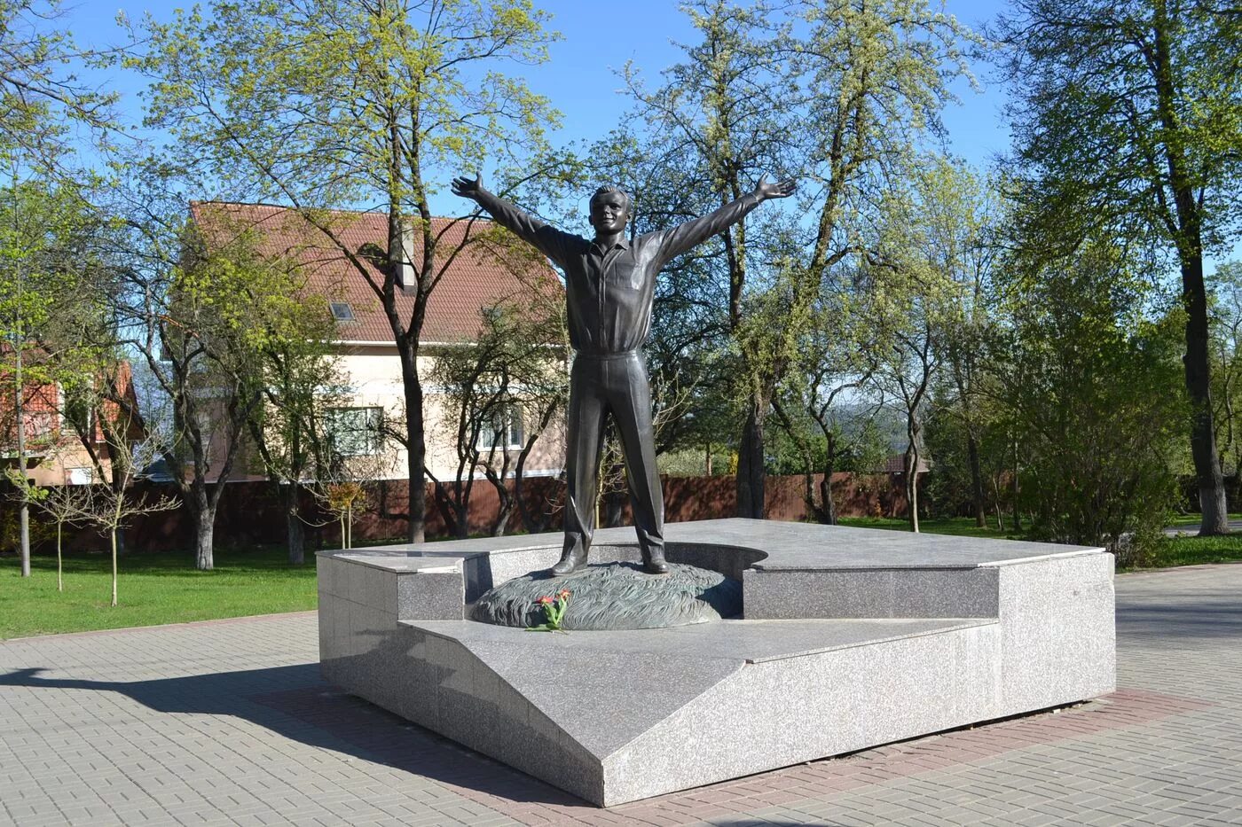 Какие памятники есть в калуге. Памятник Юрию Гагарину Калуга Калуга. Гагарин Калуга памятник. Памятник Юрию Гагарину (Калуга) музей. Памятник Юрию Гагарина Калуги.