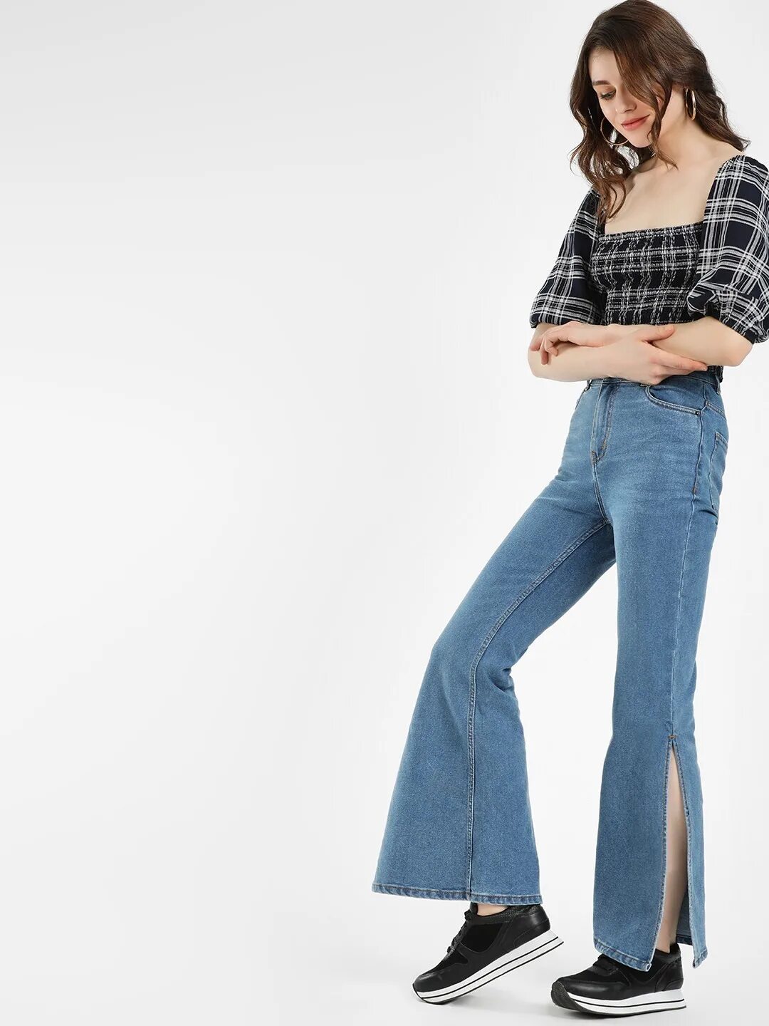 Клеш с разрезами по бокам. Джинсы клеш. Джинсы stradivarius wide leg. Джинсы с вырезами по бокам. Джинсы клеш с разрезами спереди.