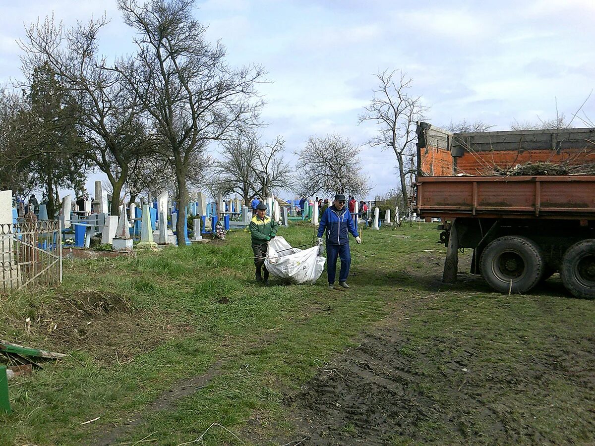 Погода в калниболотской новопокровский район краснодарский край. Агрофирма Новопокровская ст Калниболотская. Калниболотская станица кладбище. Калниболотское сельское поселение Новопокровский район. Уборка территории кладбища в сельском поселении.