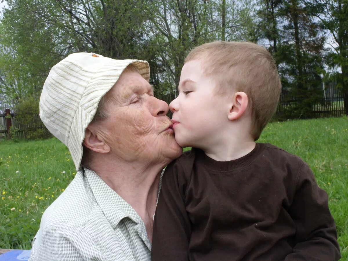 Бабушка поцелуй. Мальчик с бабушкой. Поцелуй бабушки и дедушки. Бабка целует.
