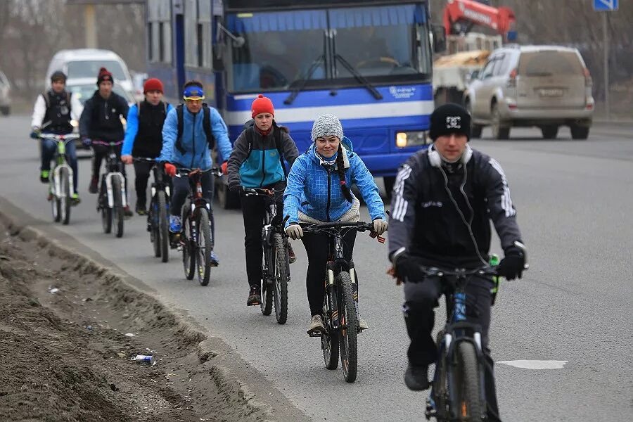 Велосипедист. Движение велосипедистов в возрасте от 7 до 14 лет. Движение велосипедиста по тротуару. Движение велосипедиста по тротуару. Велосипедист на дороге.