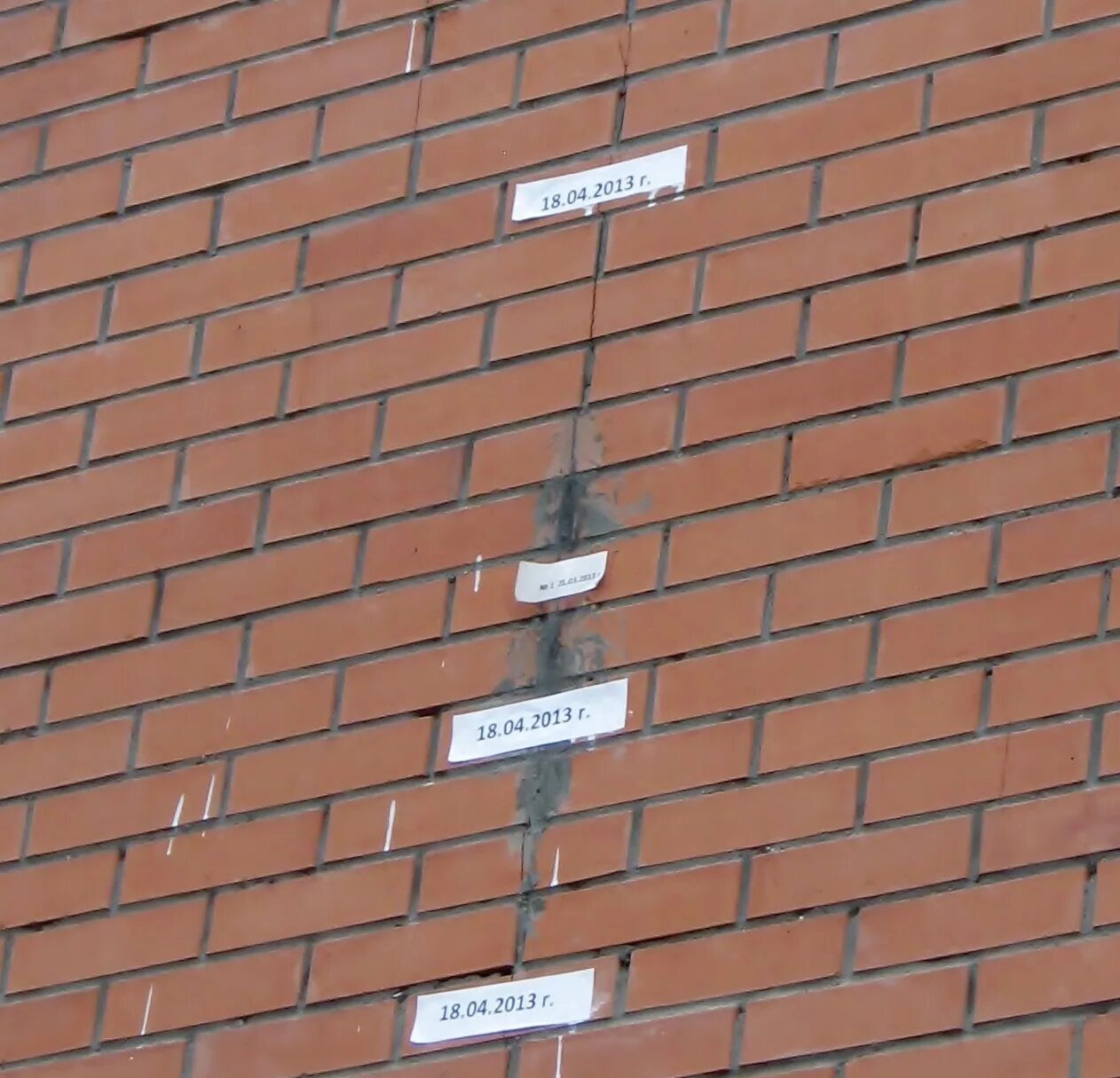 Гипсовые маячки на трещинах. Гипсовые маячки на трещинах. Установка маяков на трещины. Строительные маяки для наблюдения за трещинами. Маяк из гипса на трещину.