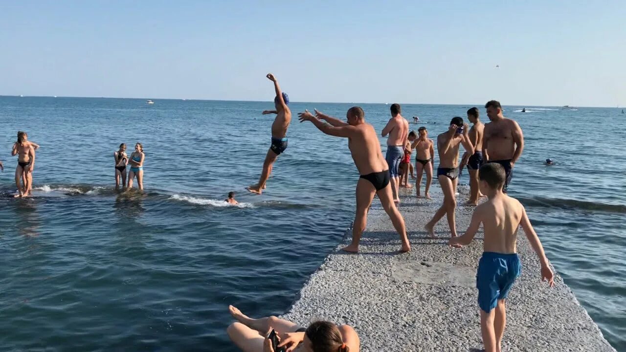 Купаются в черном море. Люди купаются в черном море. Черное море с людьми. Купаться в море Сочи. Можно купаться в апреле в сочи