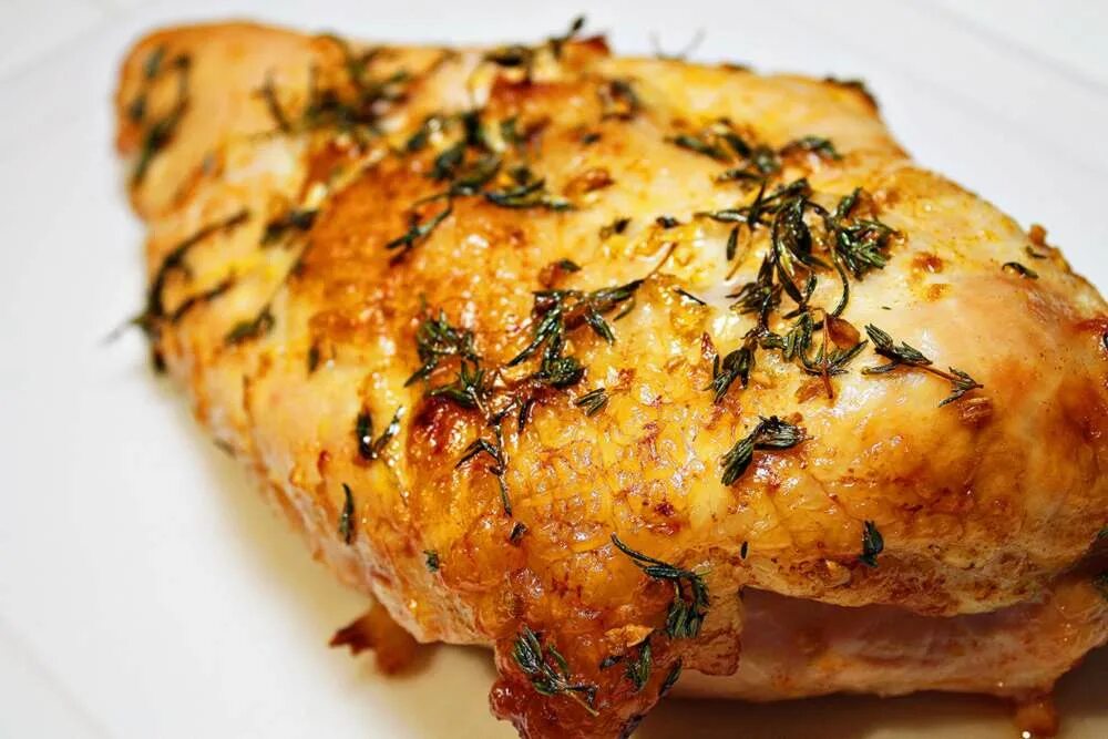 Как приготовить куриную грудку в духовке вкусно. Грудка индейки запеченная в духовке. куриное филе запеченное в духовке. филе индейки в духовке сочная. куриная грудка в духовке.