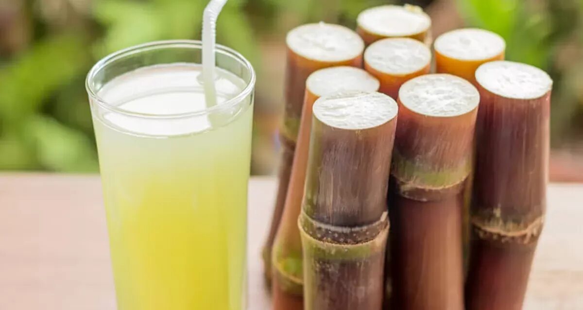 Сахарный тростник в Индии напиток. Сок из сахарного тростника в Индии. Тростниковый сок. Сок из сахарного тростника. Сок сахарного тростника