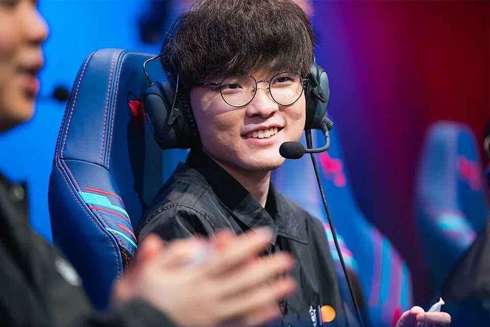 Faker js. Faker 2025. faker 2019. фейкер живи. faker корейский спортсмен.