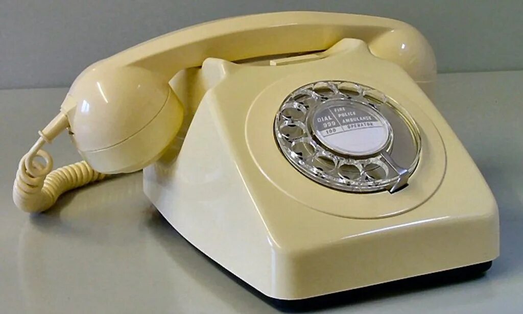 Старые телефоны омск. Старый телефон. Старый телефонный аппарат. Старинный телефон. Советский телефонный аппарат.