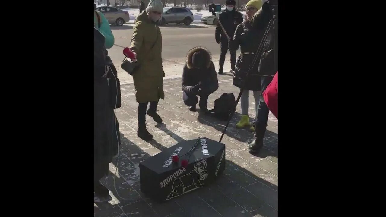 Гроб на колесиках. Экологические похороны. Похороны экологии Красноярск. Полное видео похорон