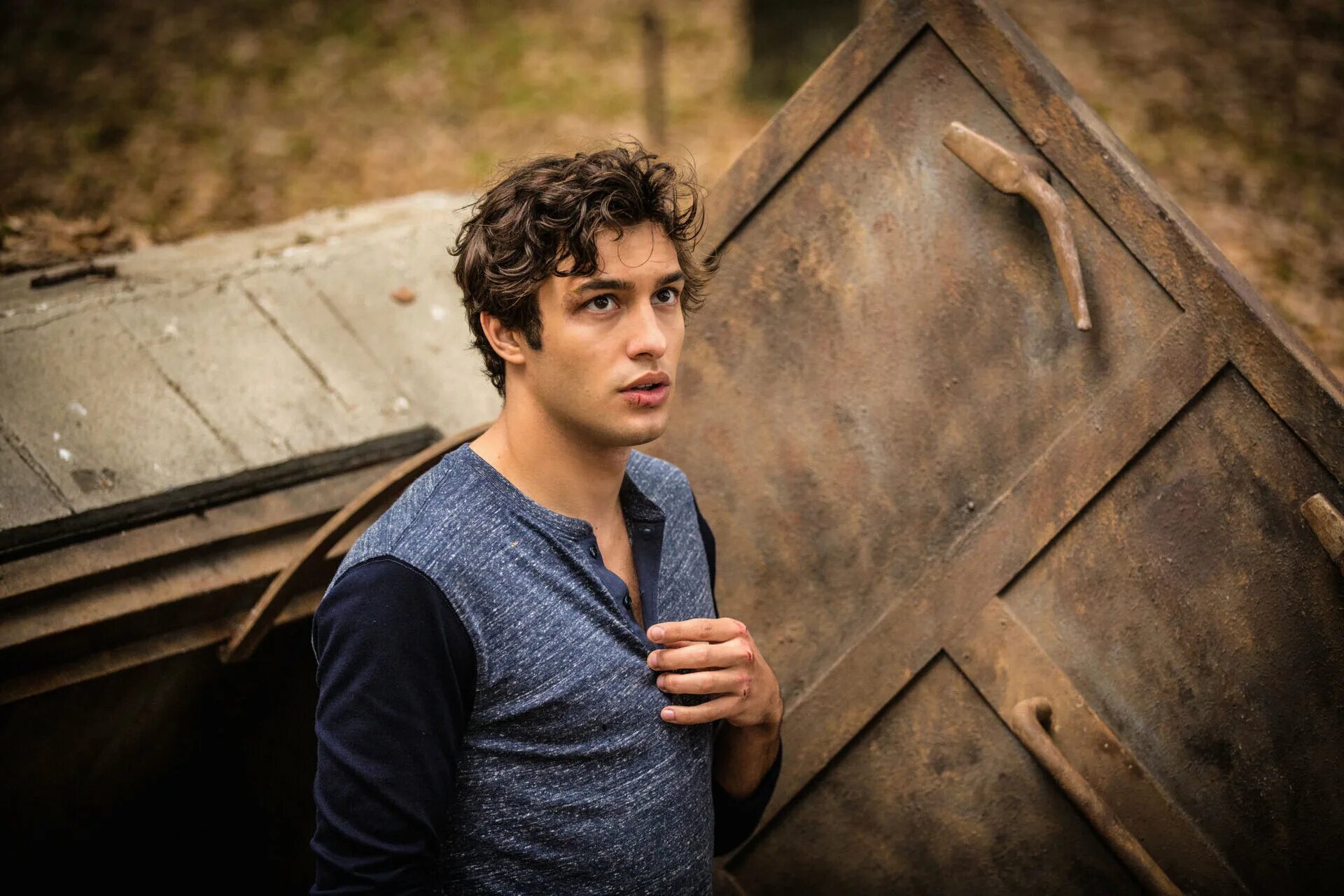 Под куполом нори. Майк фогель с женой. Под куполом доктор. Фильм under the dome 2013. Под куполом 1 7.