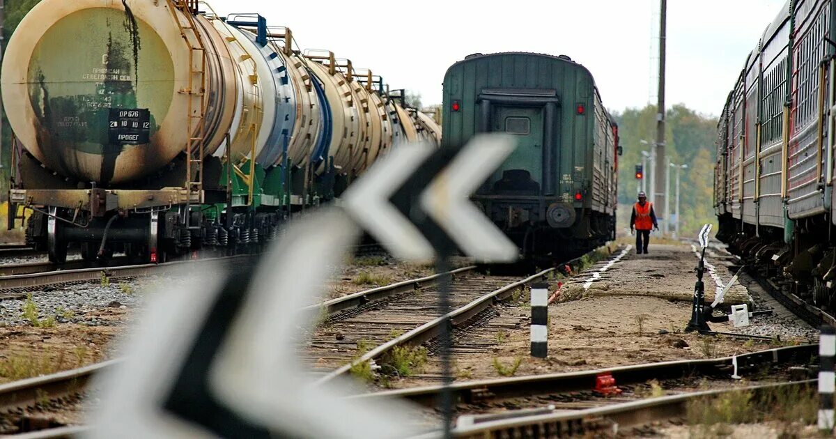 Поезд много вагонов. Грузовой поезд. Товарный поезд. Грузовые вагоны на станции. Грузовой поезд на станции.