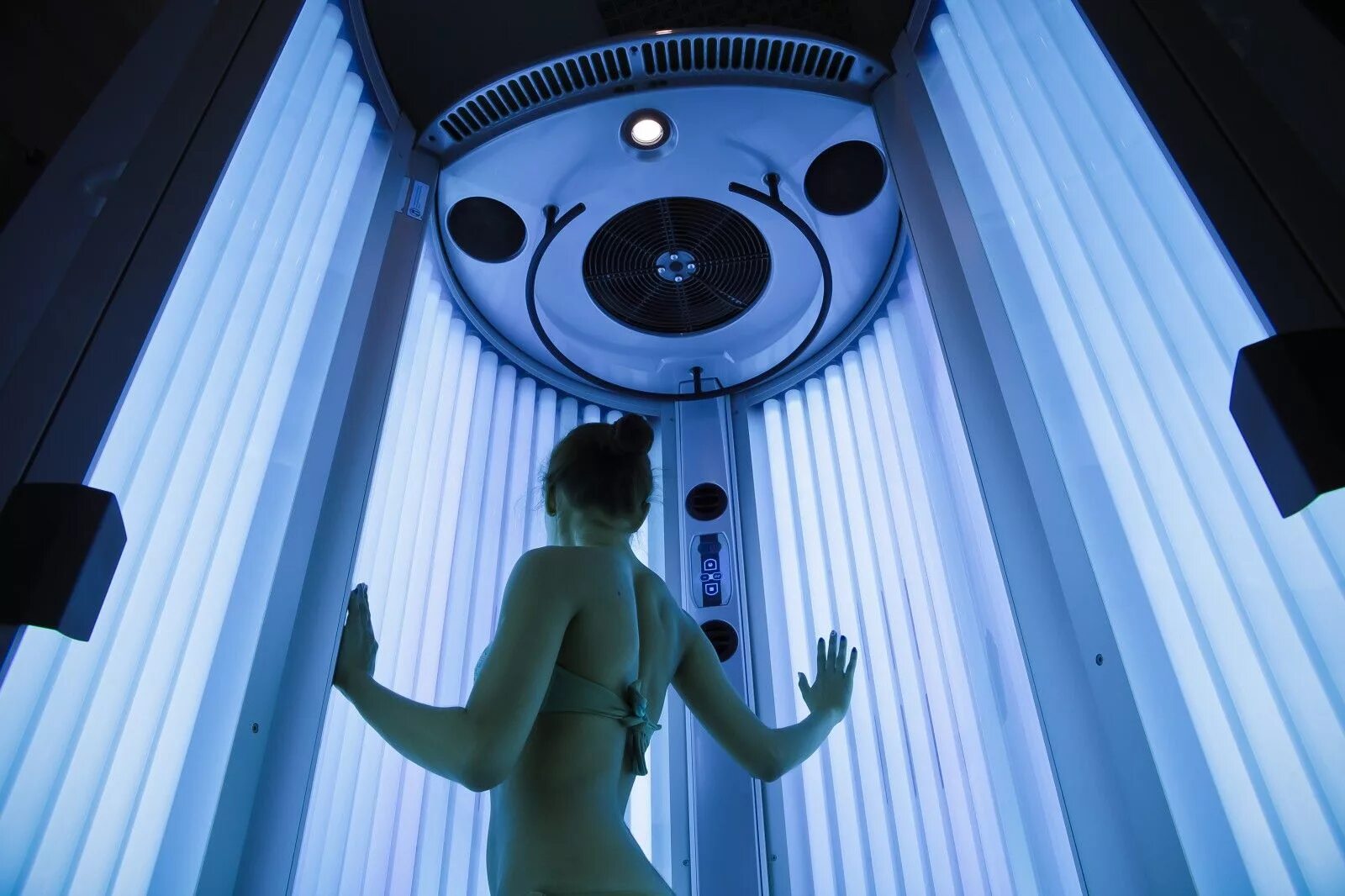 Солярий стоя. Вертикальный турбосолярий с девушкой. Солярий. Солярий эрголайн санрайз 488. Девушка в горизонтальном солярии.